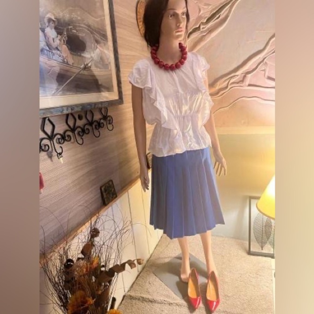 Women outfit classy , and jewelry,